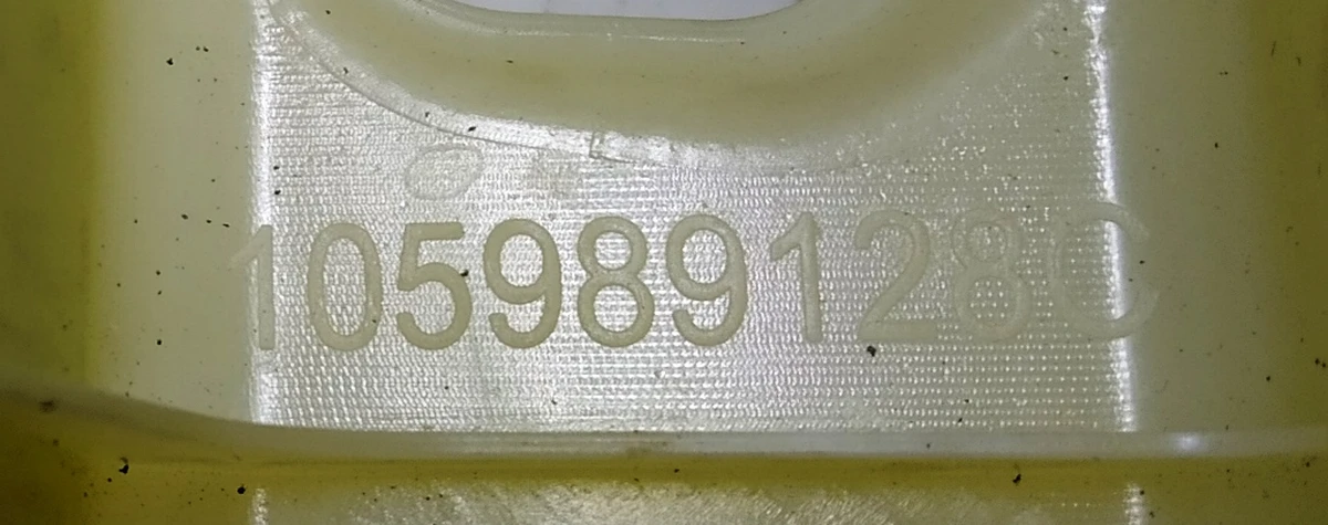 3 Кронштейн облицювання верхній дверей задніх лівих Tesla Model X 1055049