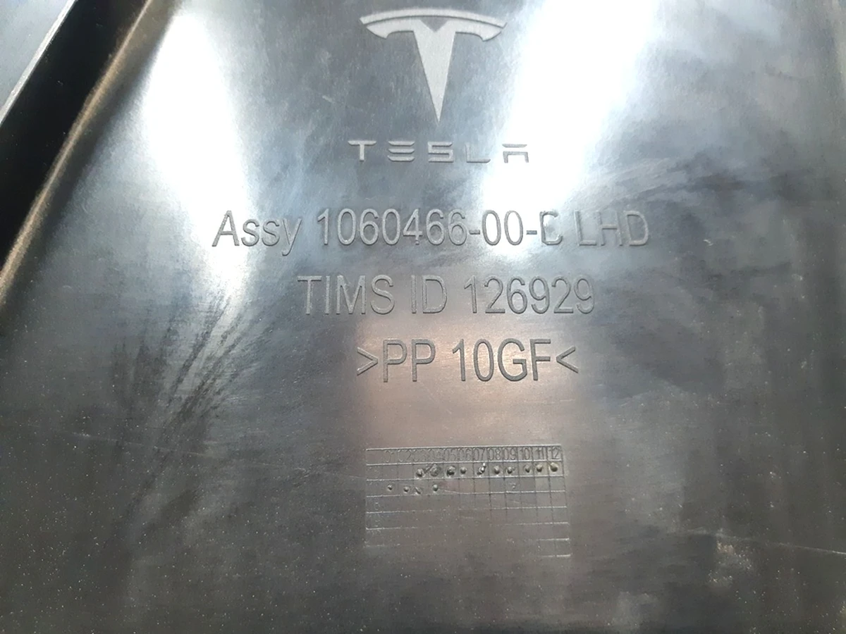 14 Дифузор повітрозабірника під фільтр із пошкодженням Tesla model S REST 1060466-00-С