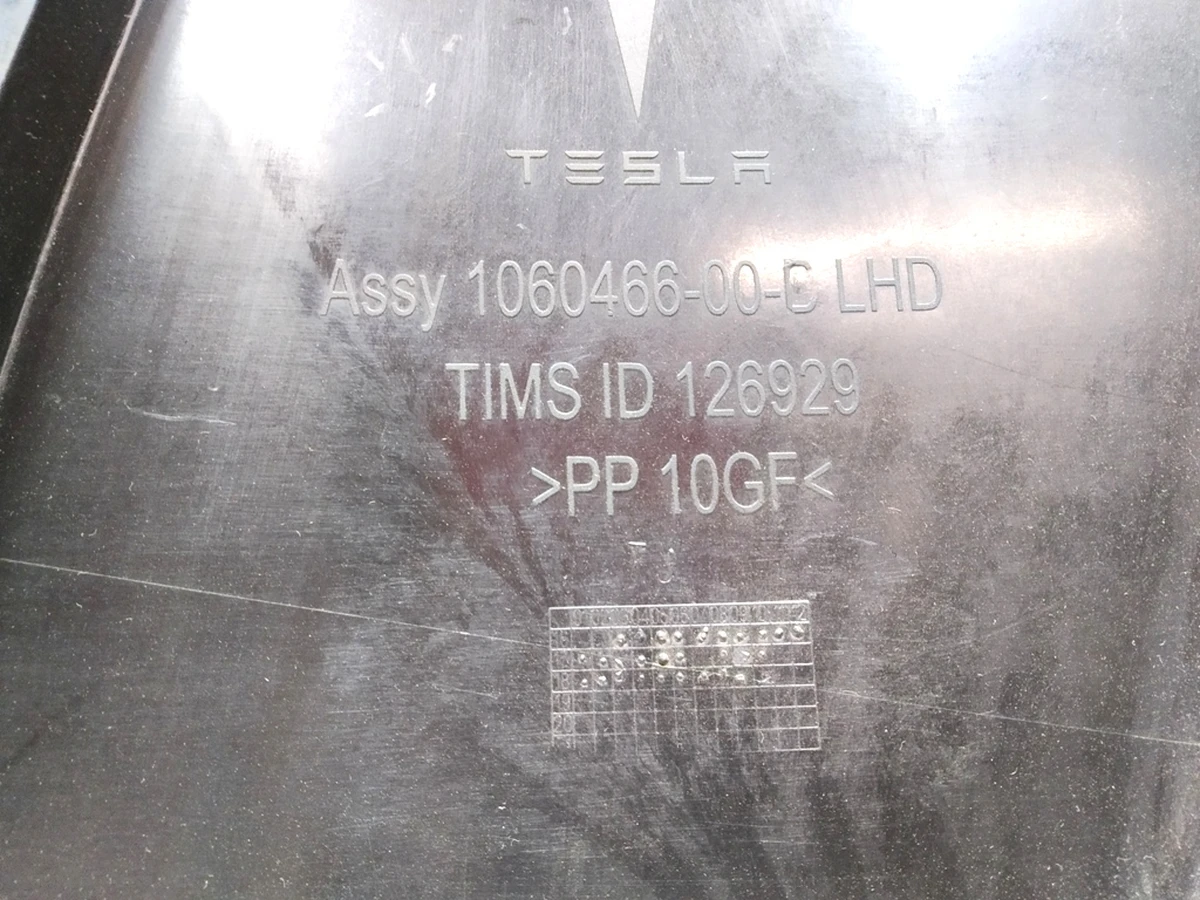 14 Диффузор воздухозаборника под фильтр с повреждением Tesla model S REST 1060466-00-С