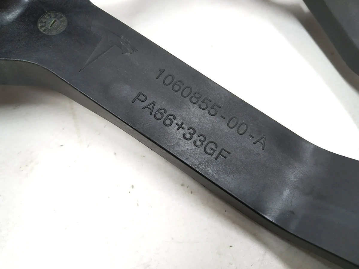 10 Кронштейн компресора (пластик) нижній Tesla model S REST 1060855-00-A