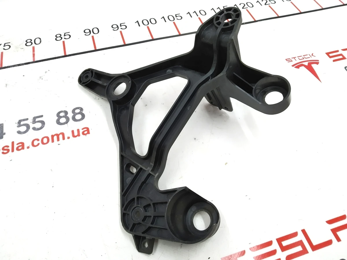 10 Кронштейн компресора (пластик) нижній Tesla model S REST 1060855-00-A