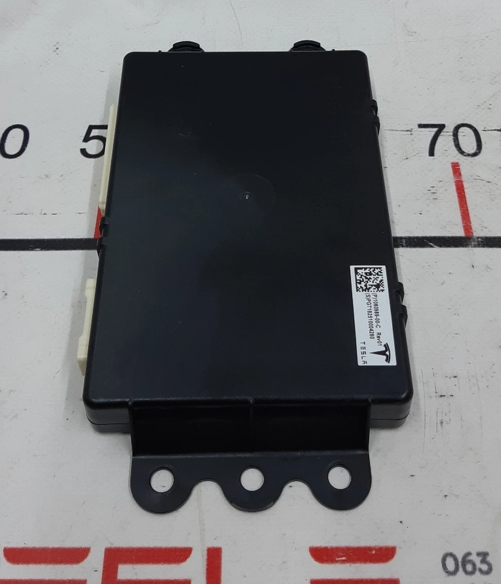 3 Блок керування пневмо підвіскою REV01 Tesla model S REST 1060989-00-C