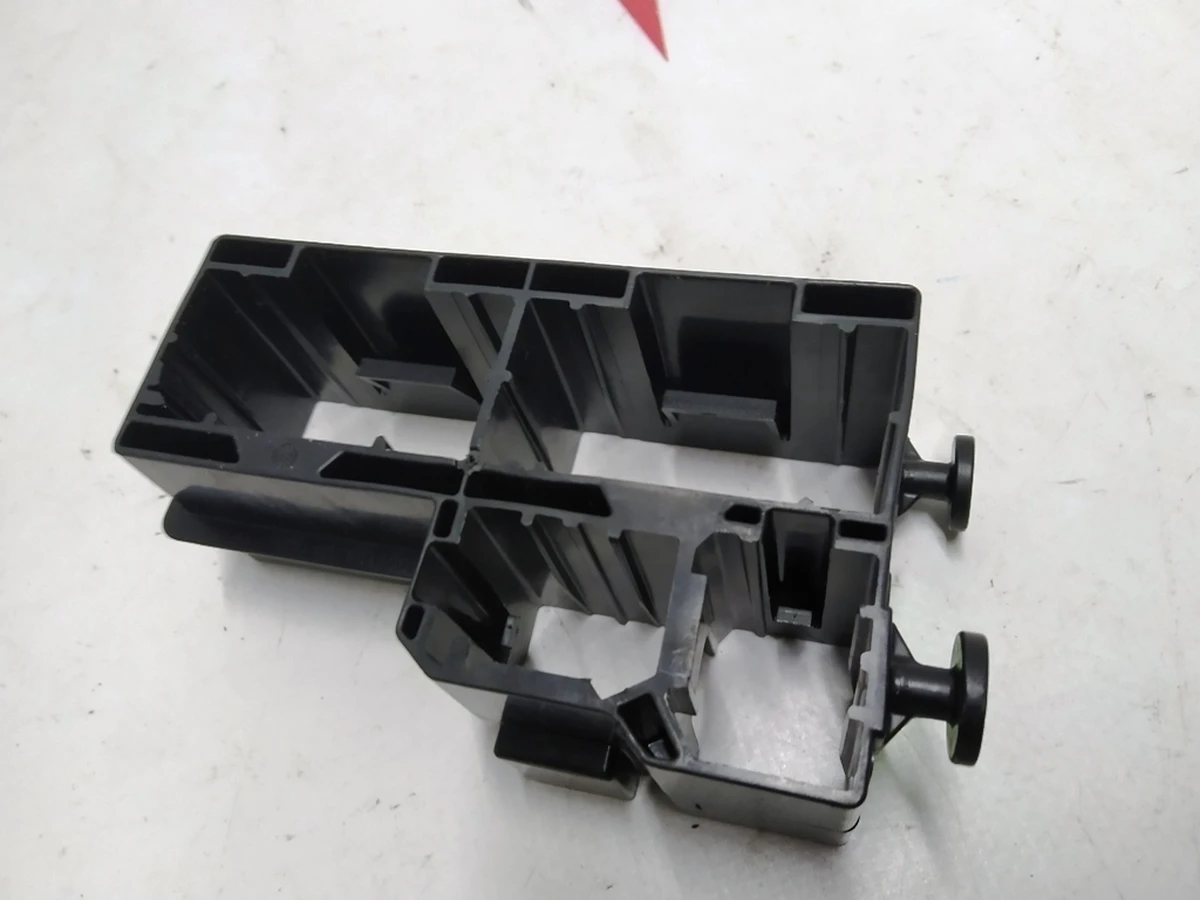 9 Кронштейн крепления проводки второго ряда сидений правый Tesla model X 1061154-00-B