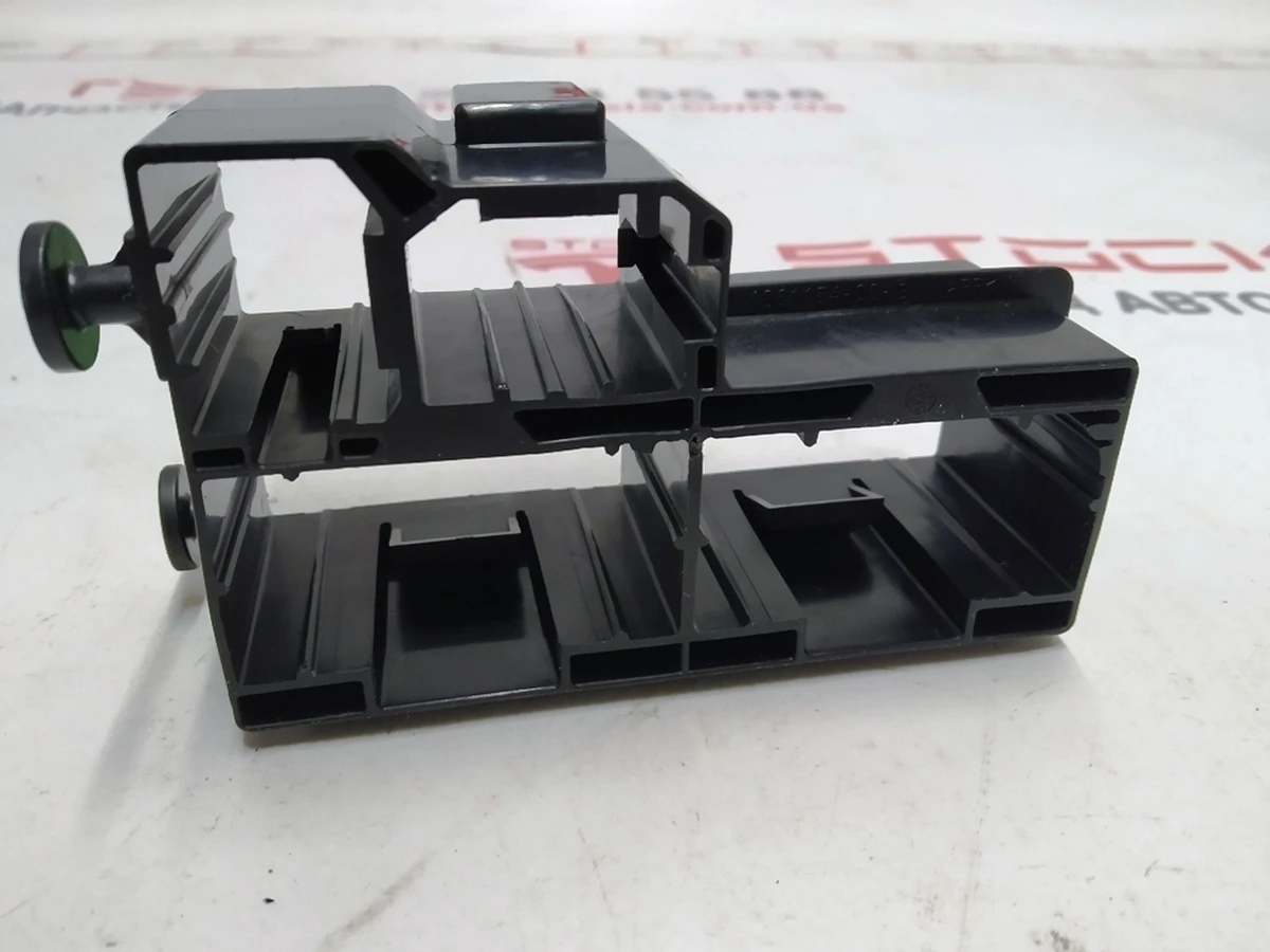 9 Кронштейн крепления проводки второго ряда сидений правый Tesla model X 1061154-00-B