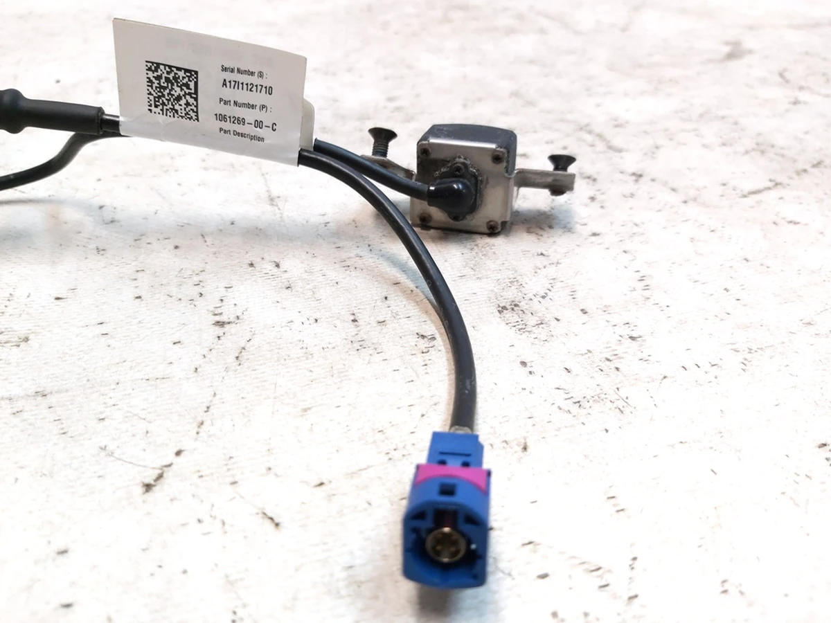 1 Камера заднего вида с повреждением Tesla Model S REST, Model X 1061269-00-D