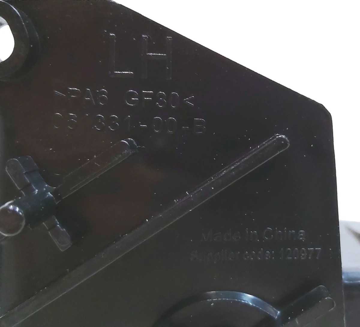 8 Кріплення переднього бампера ліве внутрішнє Tesla model S REST 1061331-00-B