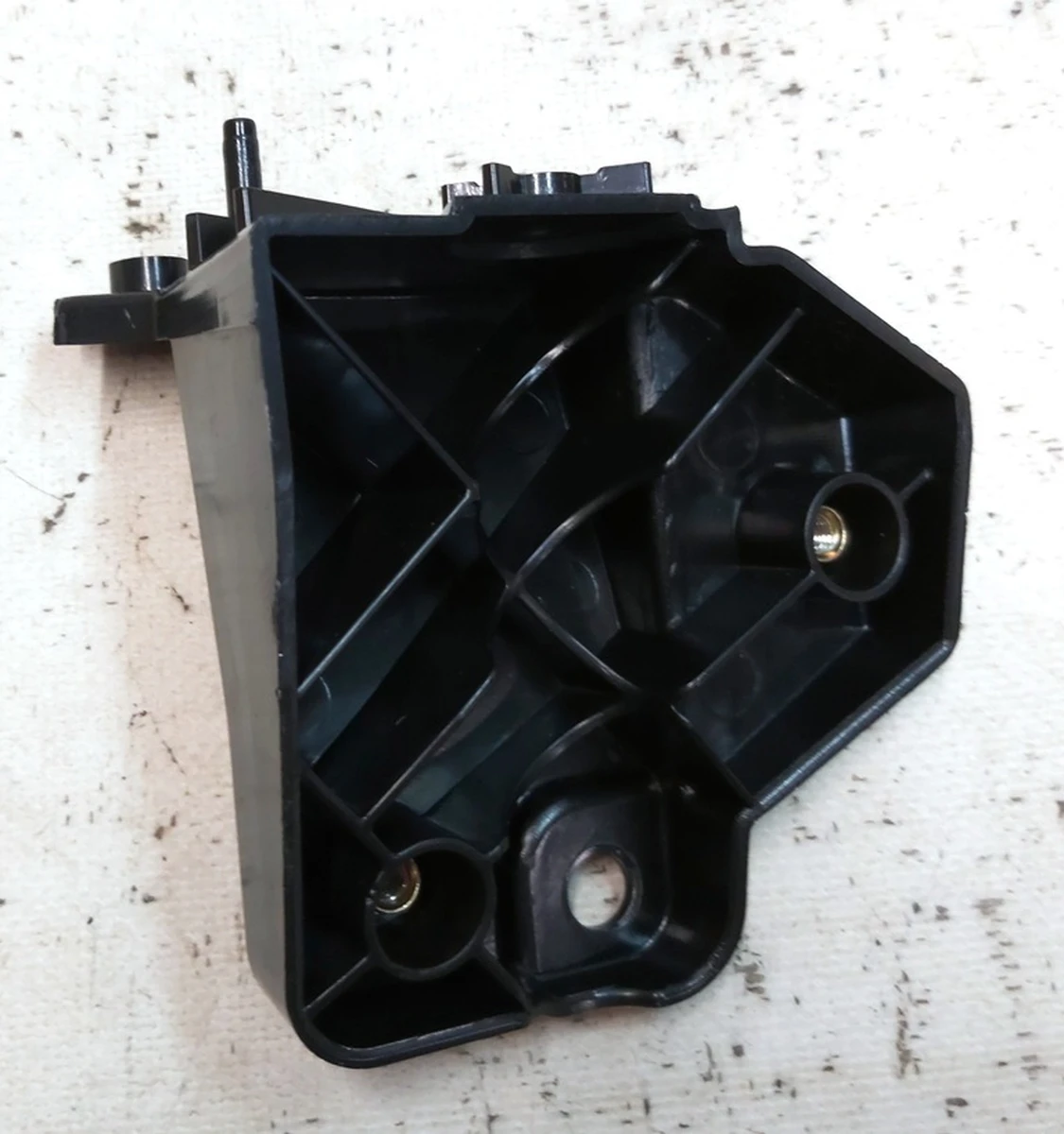 8 Кріплення переднього бампера ліве внутрішнє Tesla model S REST 1061331-00-B