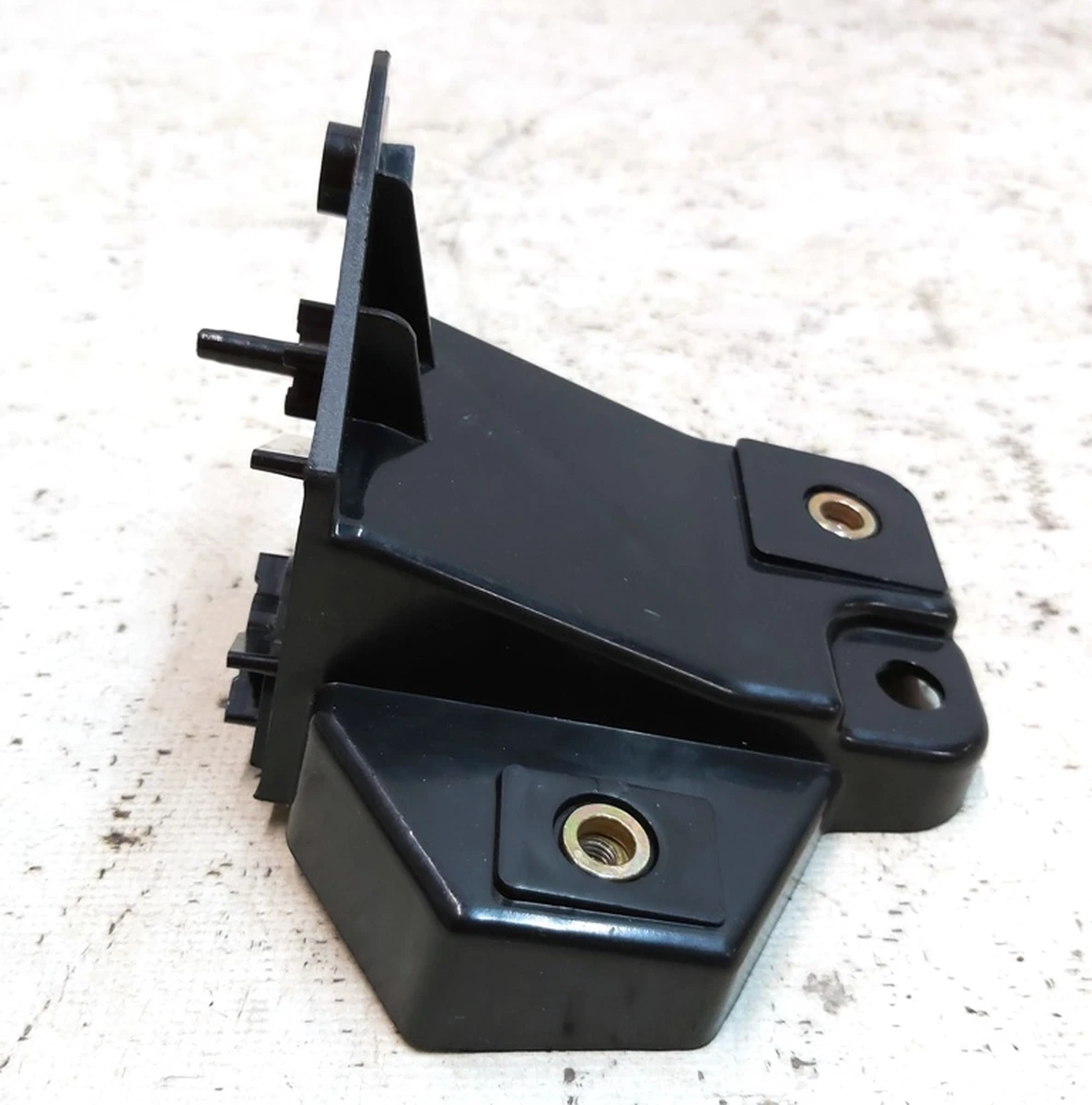 8 Кріплення переднього бампера ліве внутрішнє Tesla model S REST 1061331-00-B