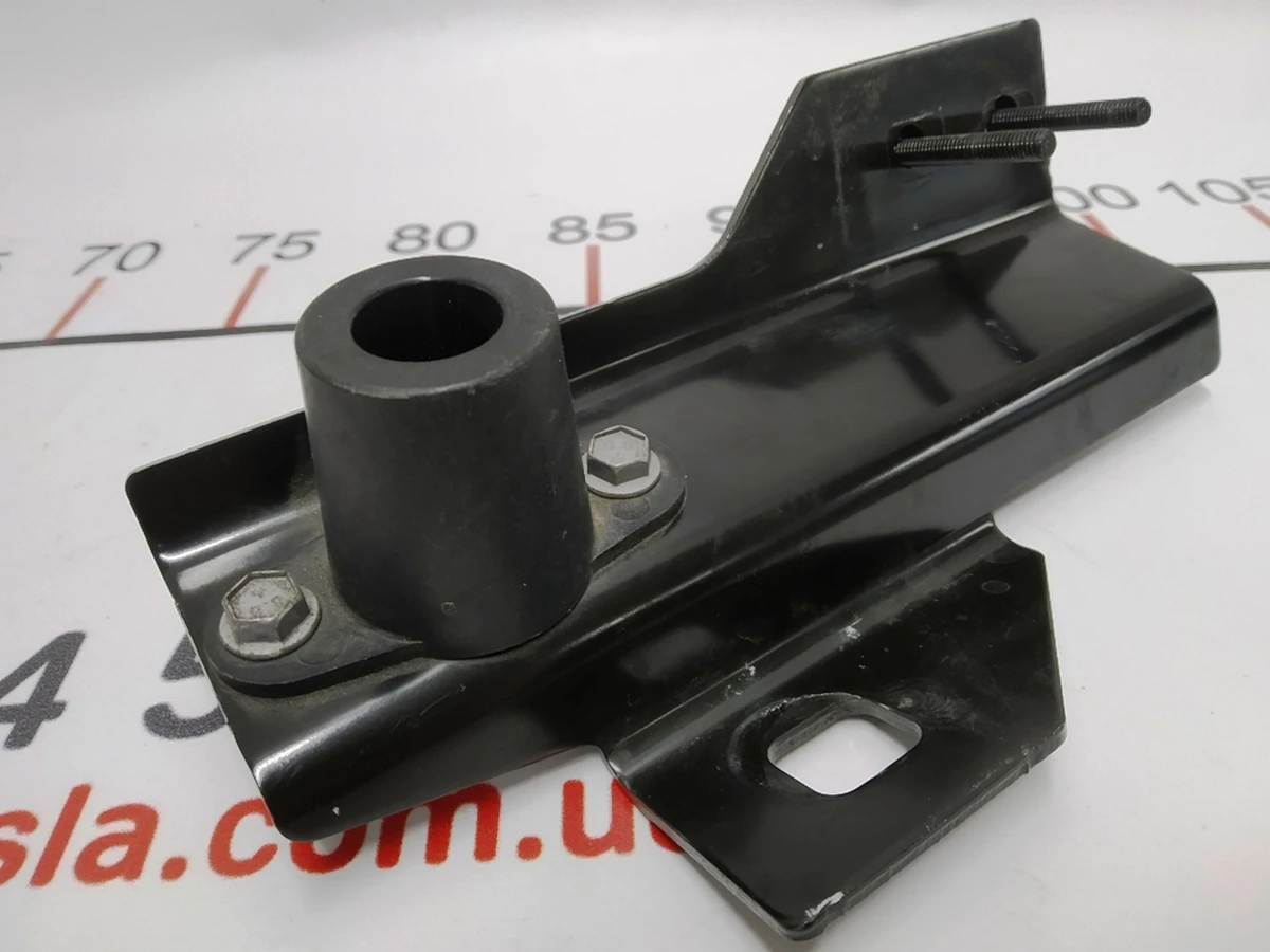 5 MX ANKLE CATCHER ASY RH Tesla model X 1061425-00-C