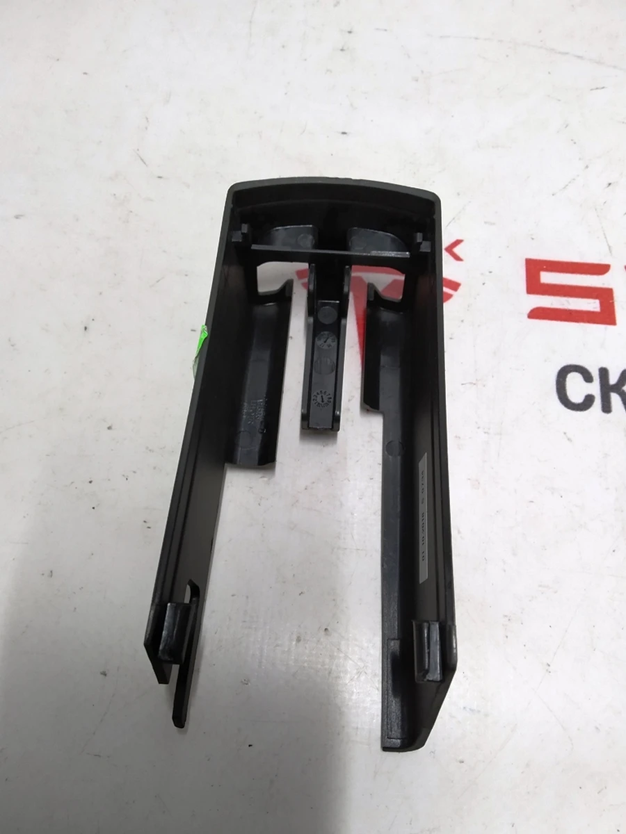 9 Заглушка салазки сиденья передняя левая пассажирская Tesla Model X 1061591-00-D