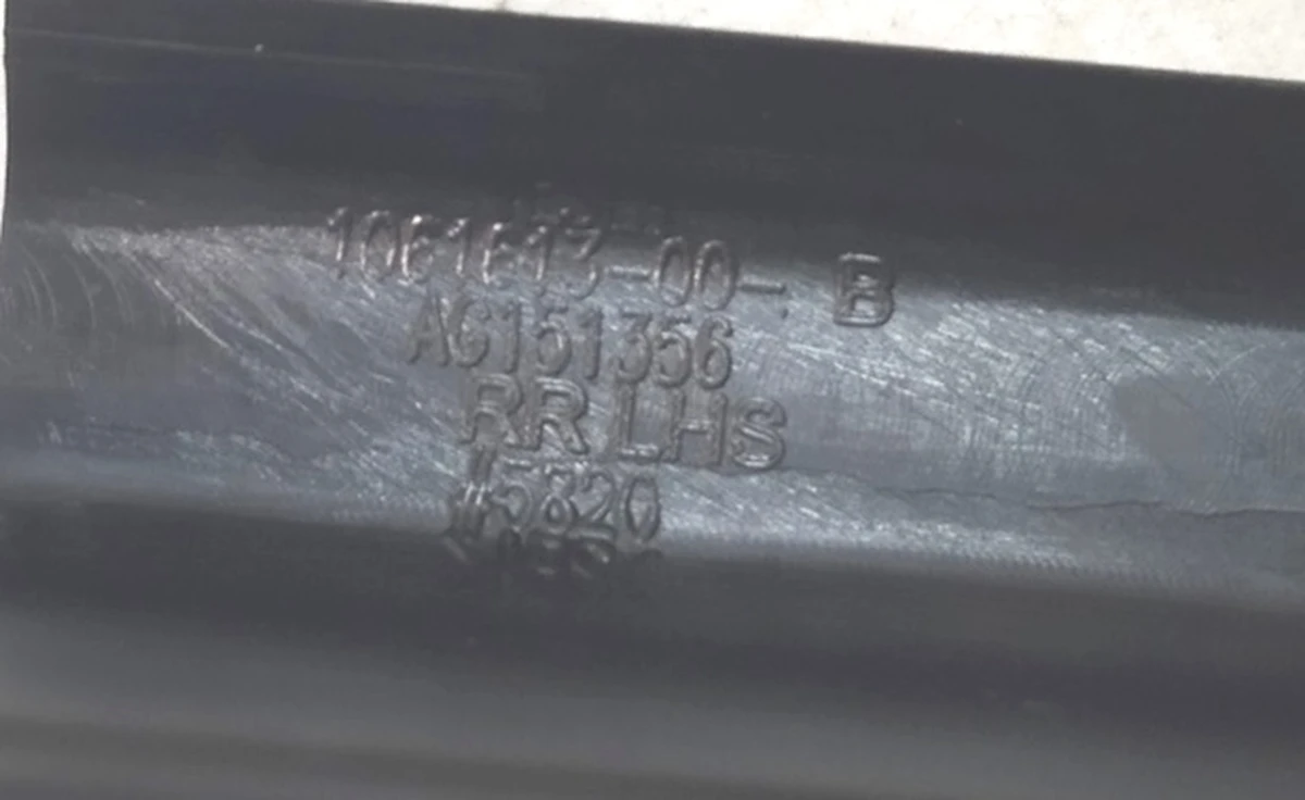 13 Заглушка салазки сидіння задня ліва водійська/пасажирська Tesla Model X 1061613-00-B