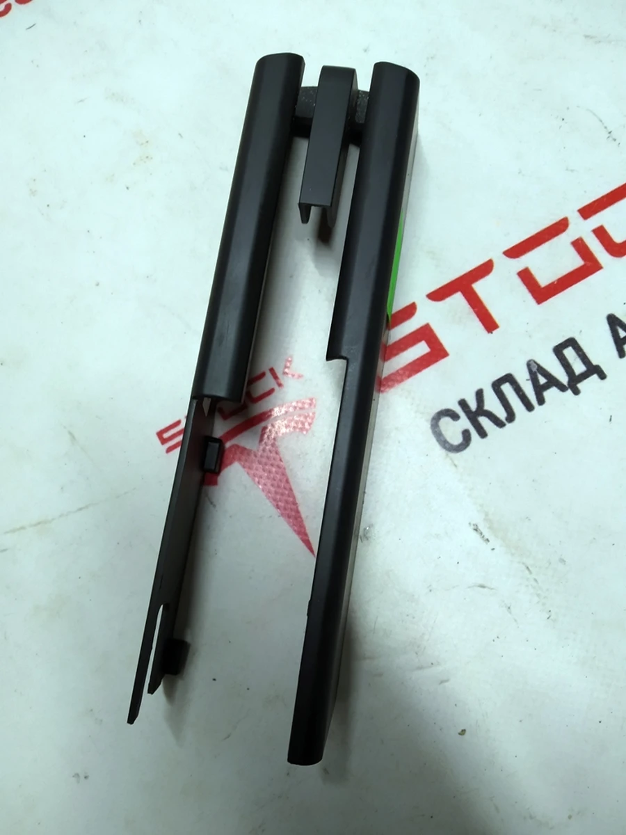 13 Заглушка салазки сиденья задняя левая водительская/пассажирская Tesla Model X 1061613-00-D