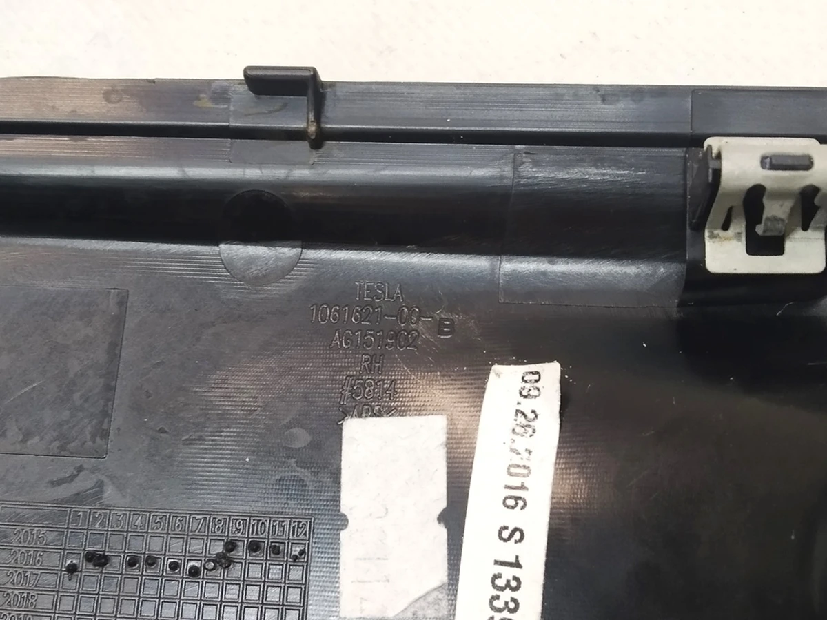 16 MX 1R CVR PODIUM LHS OTR RH Tesla Model X 1061621-00-B