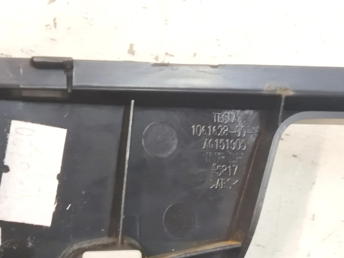 19 Накладка декоративна підстави сидінь 1-го ряду внутрішня права ліва Tesla Model X 1061628-00-B