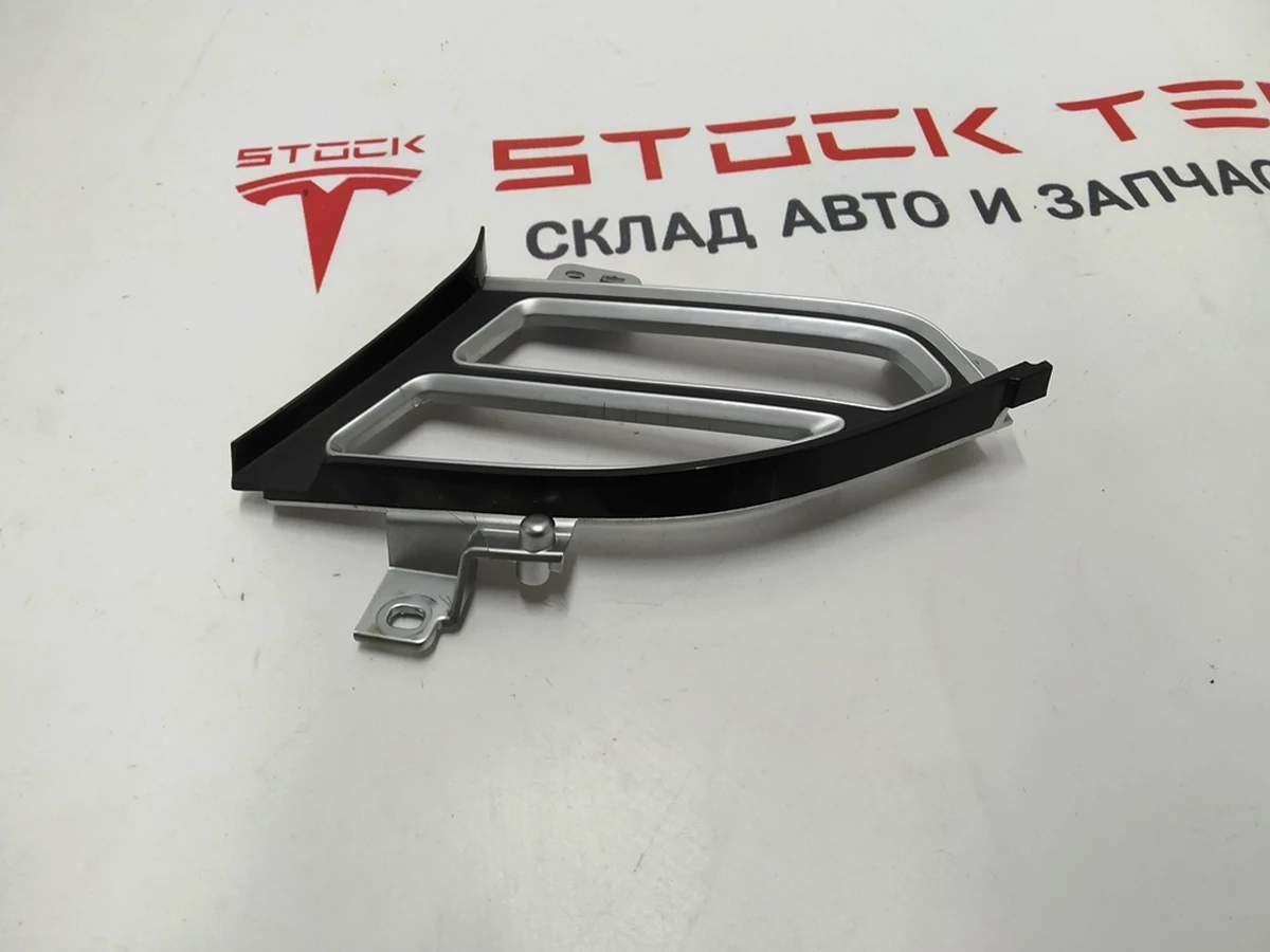 4 Накладка воздуховода центр. панели хром (водительская левая) (с повреж.) Tesla model X S REST 1061731-00-B