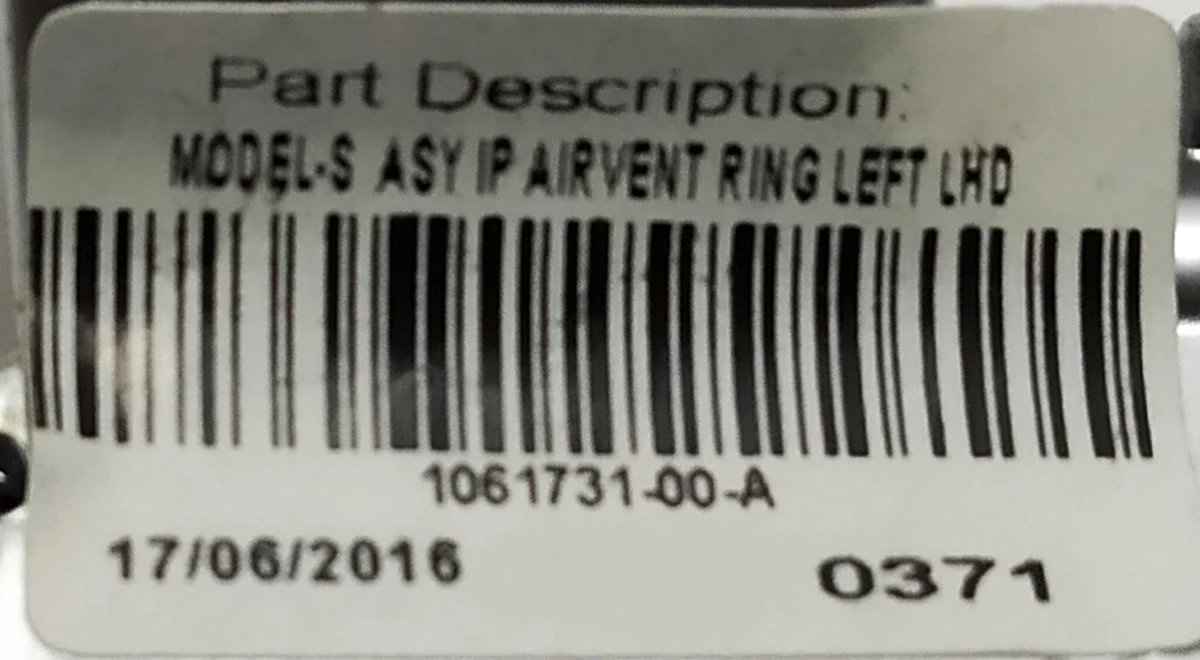 4 Накладка воздуховода центр. панели хром (водительская левая) (с повреж.) Tesla model X S REST 1061731-00-B