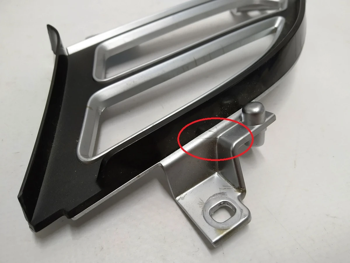 4 Накладка воздуховода центр. панели хром (водительская левая) (с повреж.) Tesla model X S REST 1061731-00-B