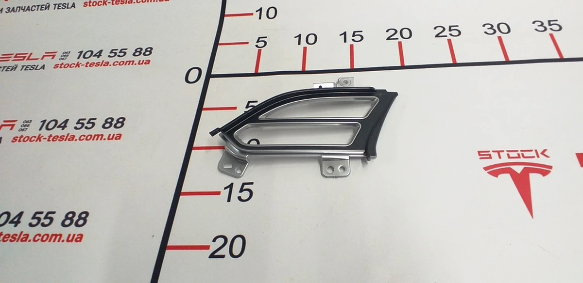 4 Накладка воздуховода центр. панели хром (водительская левая) (с повреж.) Tesla model X S REST 1061731-00-B