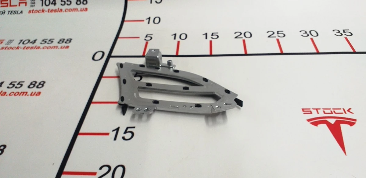 4 Накладка воздуховода центр. панели хром (водительская левая) (с повреж.) Tesla model X S REST 1061731-00-B