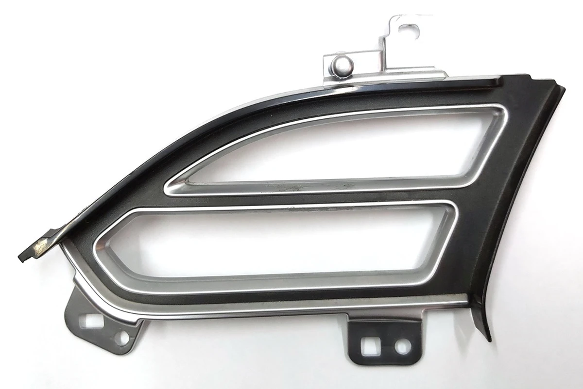 4 Накладка воздуховода центральной панели хром (водительская левая) с повреждением Tesla model X S REST 1061731-00-B