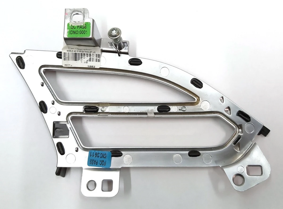 4 Накладка воздуховода центральной панели хром (водительская левая) с повреждением Tesla model X S REST 1061731-00-B