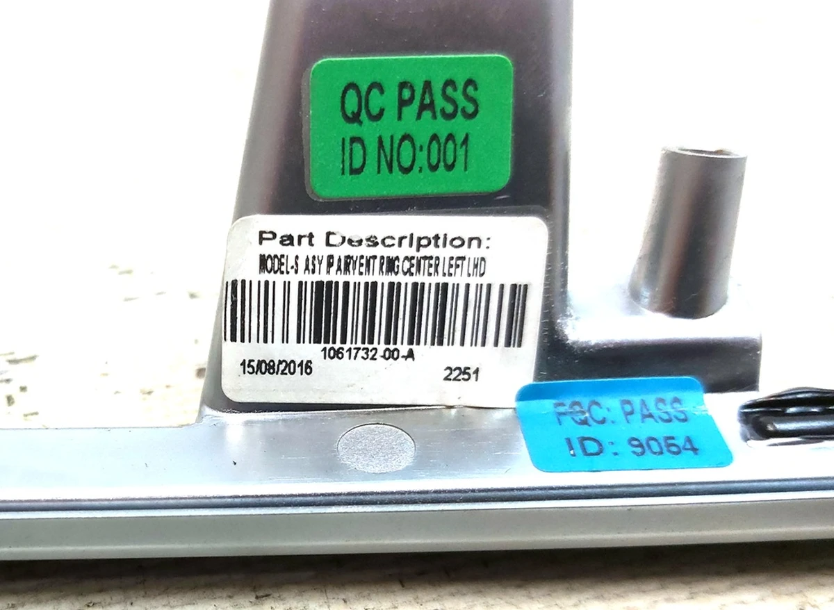 6 Накладка воздуховода центральной панели хром водительская правая Tesla model S, model S REST, model X 1061732-00-B