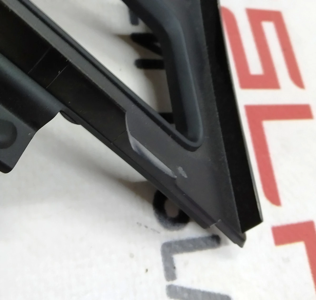 10 Накладка воздуховода центральной панели GRAPH/BLK (водительская правая) (с повреждением) Tesla model X, model S REST 1061732-02-B