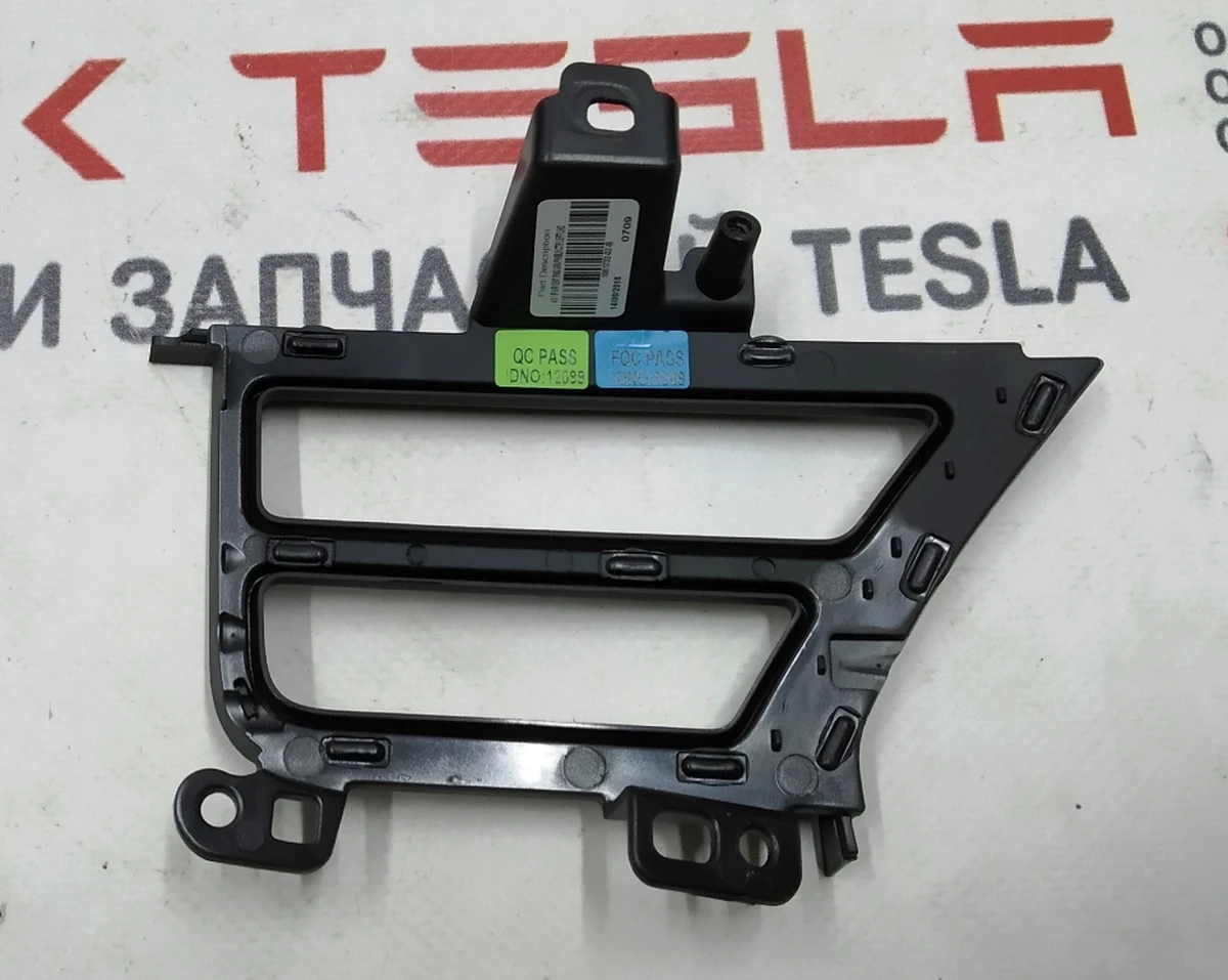 10 Накладка воздуховода центральной панели GRAPH/BLK (водительская правая) (с повреждением) Tesla model X, model S REST 1061732-02-B