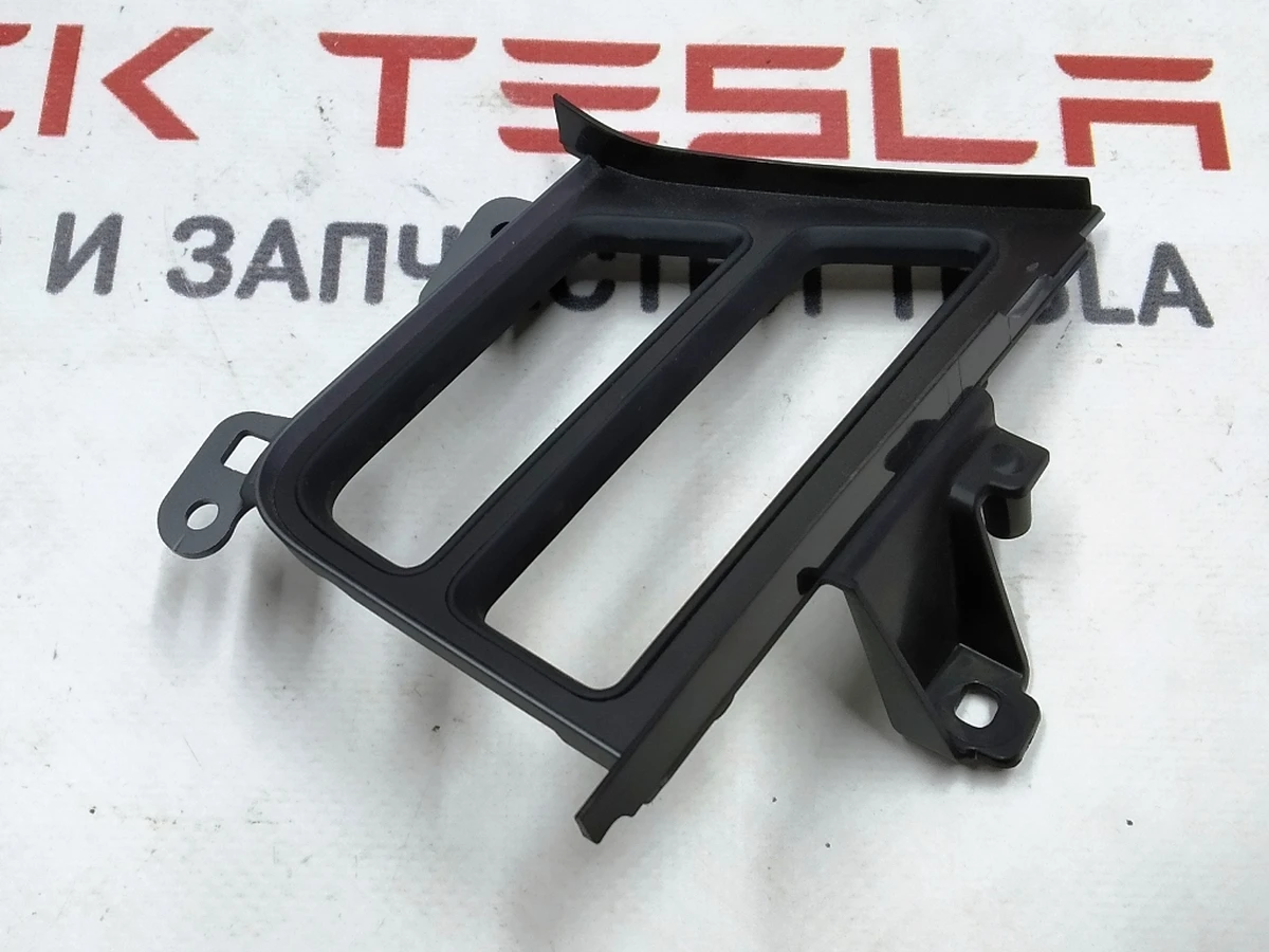 10 Накладка воздуховода центральной панели GRAPH/BLK (водительская правая) (с повреждением) Tesla model X, model S REST 1061732-02-B