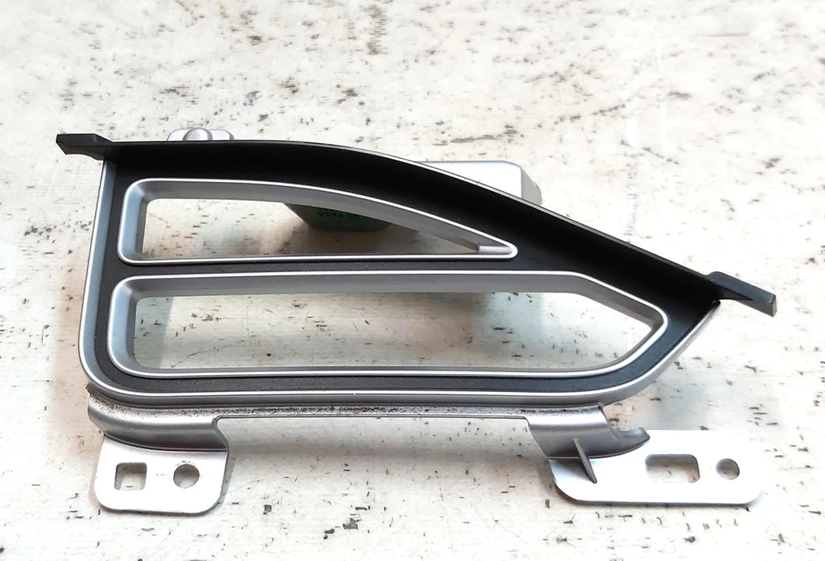 8 Накладка повітроводу центральної панелі хром пасажирська ліва