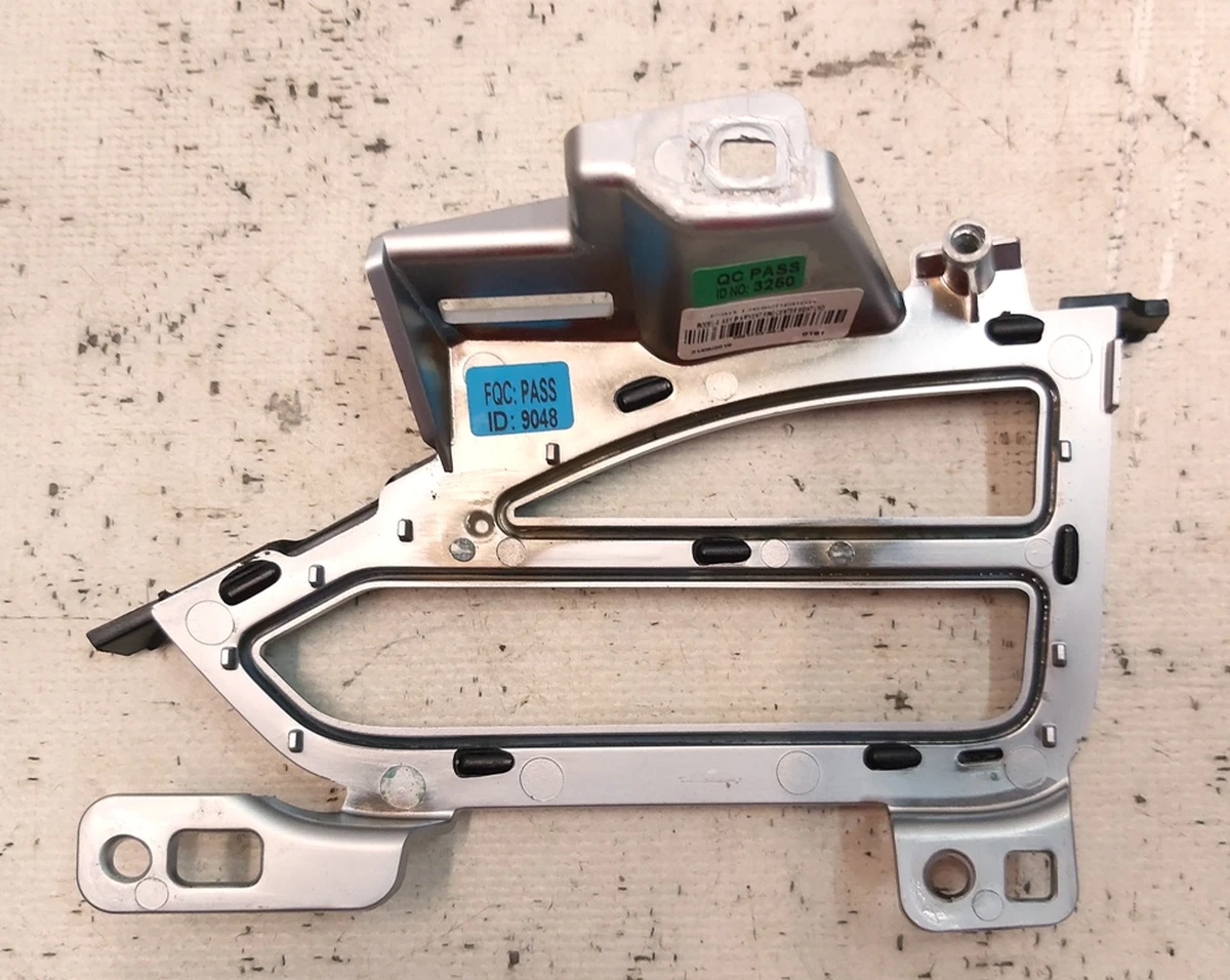 8 Накладка повітроводу центральної панелі хром пасажирська ліва