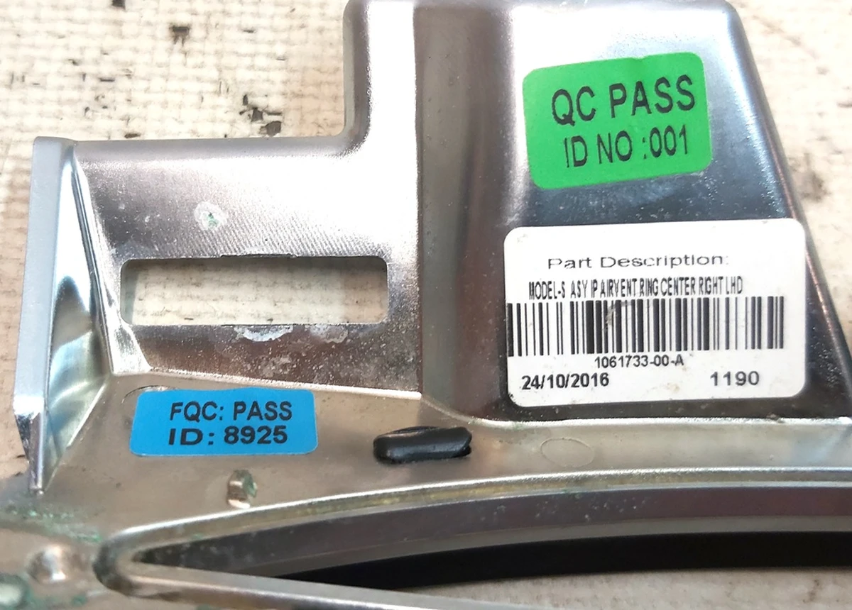 8 ASY IP AIRVENT RING CENTER RIGHT LHD with damage Tesla model S, model S REST, model X 1061733-00-B