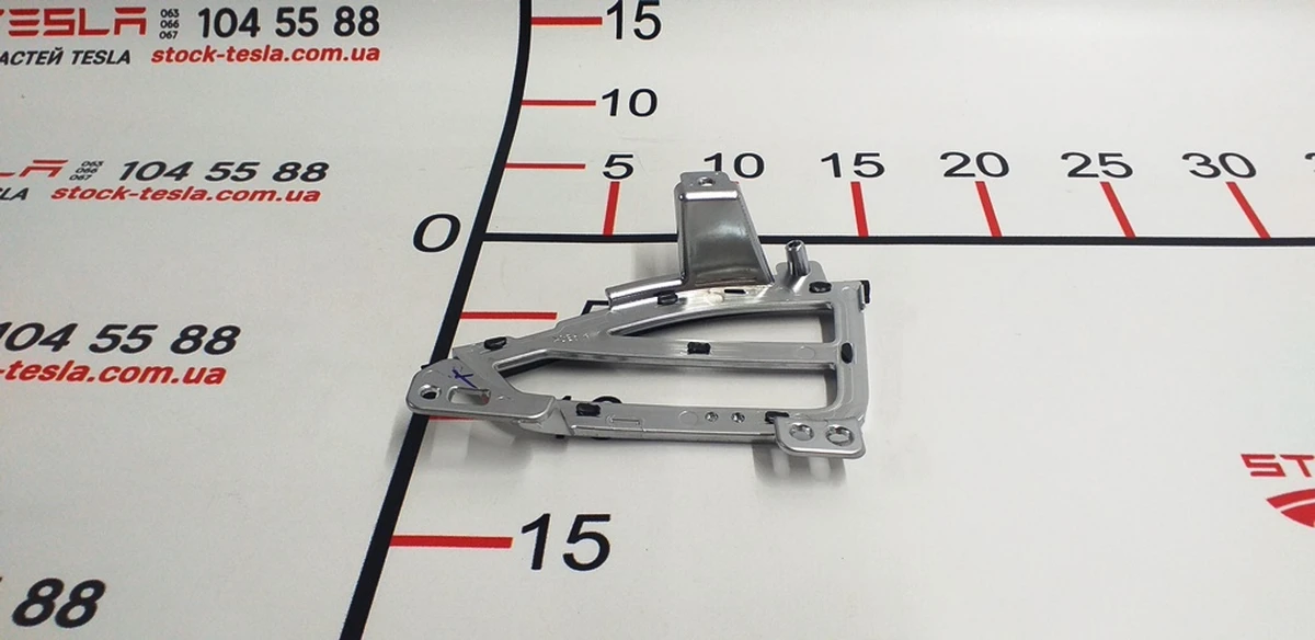 8 Накладка воздуховода центральної панелі хром (пасажирська ліва) Tesla model S, model S REST, model X 1061733-00-B