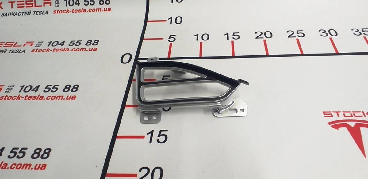 8 Накладка воздуховода центральної панелі хром (пасажирська ліва) Tesla model S, model S REST, model X 1061733-00-B