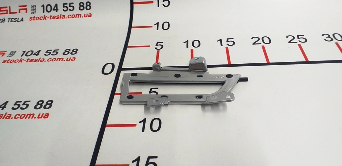 10 Накладка воздуховода центральної панелі хром (пасажирська права) Tesla model S, model S REST, model X 1061734-00-B