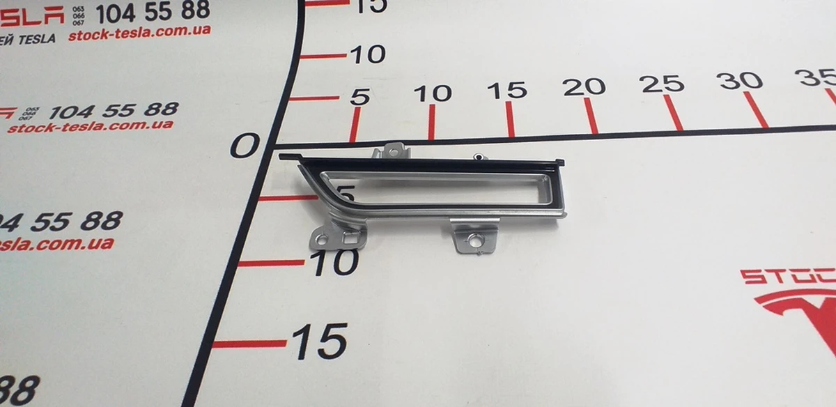 10 Накладка воздуховода центральної панелі хром (пасажирська права) Tesla model S, model S REST, model X 1061734-00-B