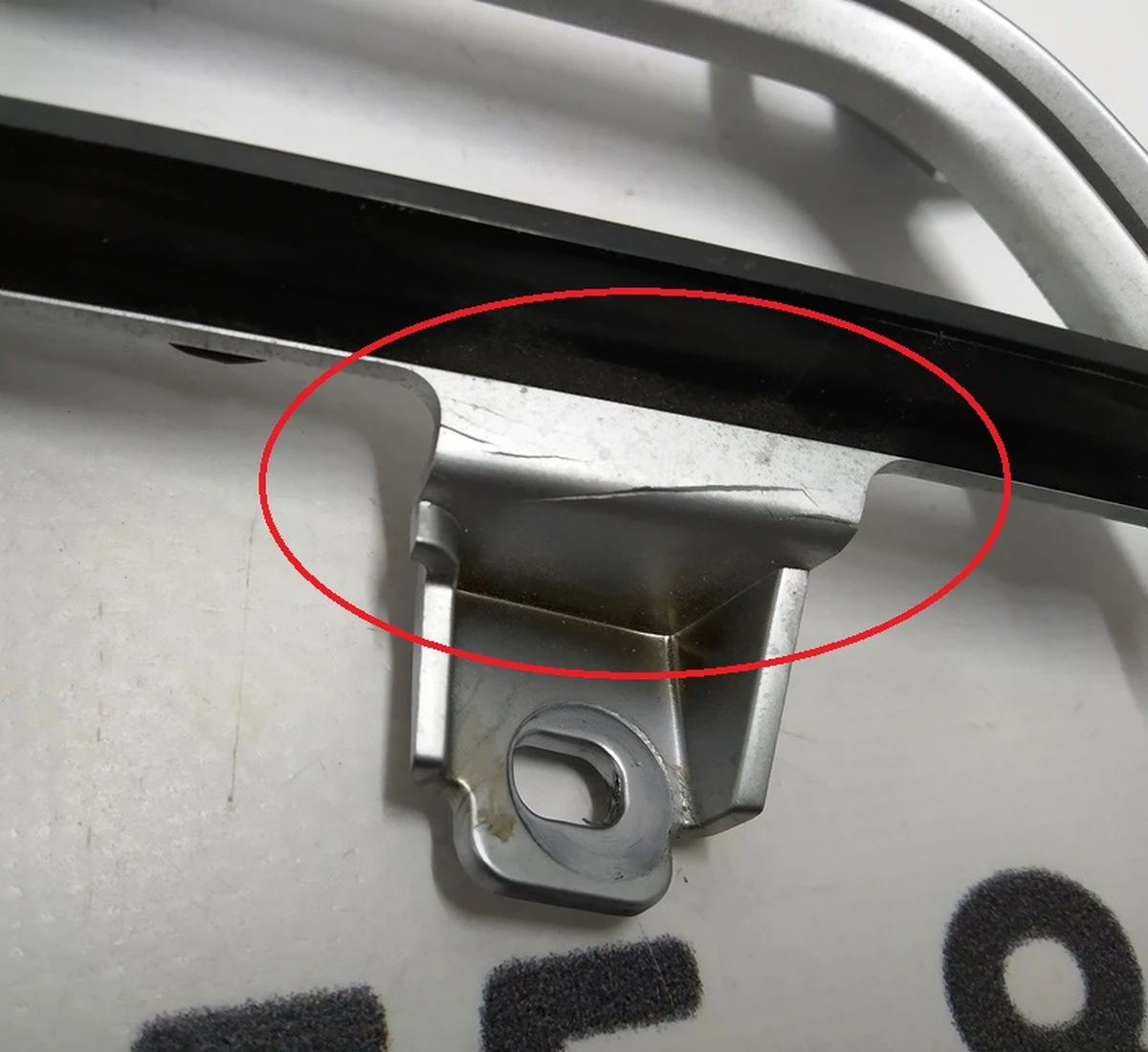 10 Накладка воздуховода центральной панели хром (пассажирская правая) (с повреждением) Tesla Model S, Model S REST, Model X 1061734-00-B