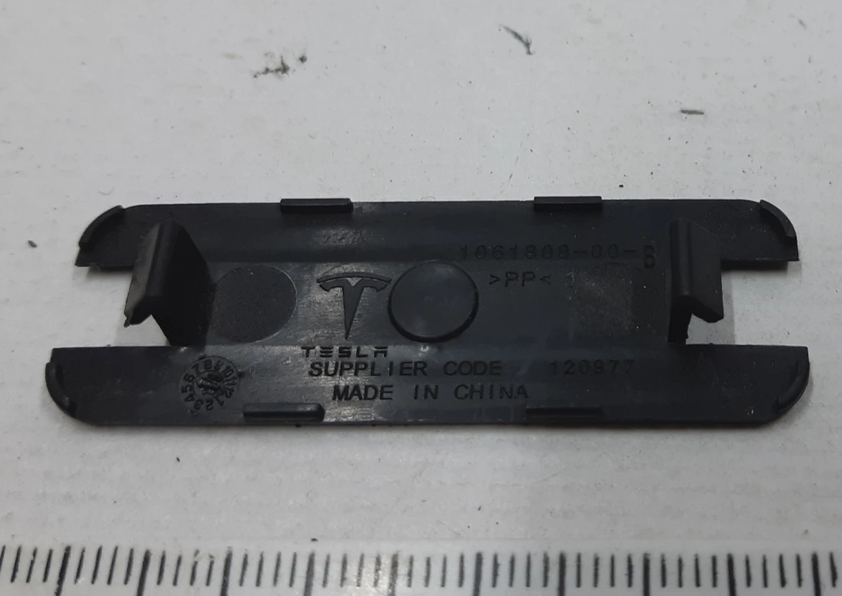 8 Заглушка пластикова кришки багажника (ляди) Tesla model S, model S REST, model X 1061808-00-B