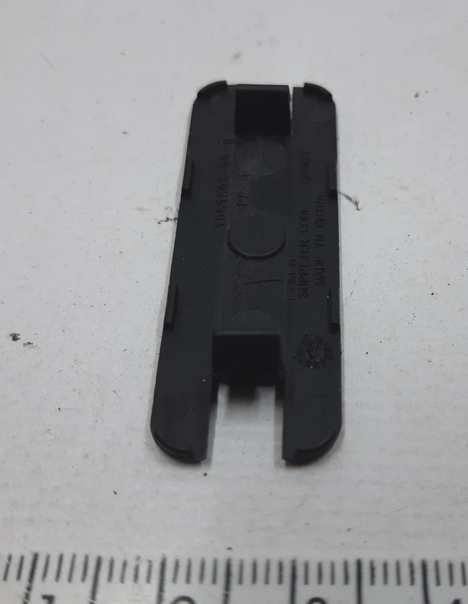 8 LIFTGATE DRAIN PLUG Tesla model S, model S REST, model X 1061808-00-B