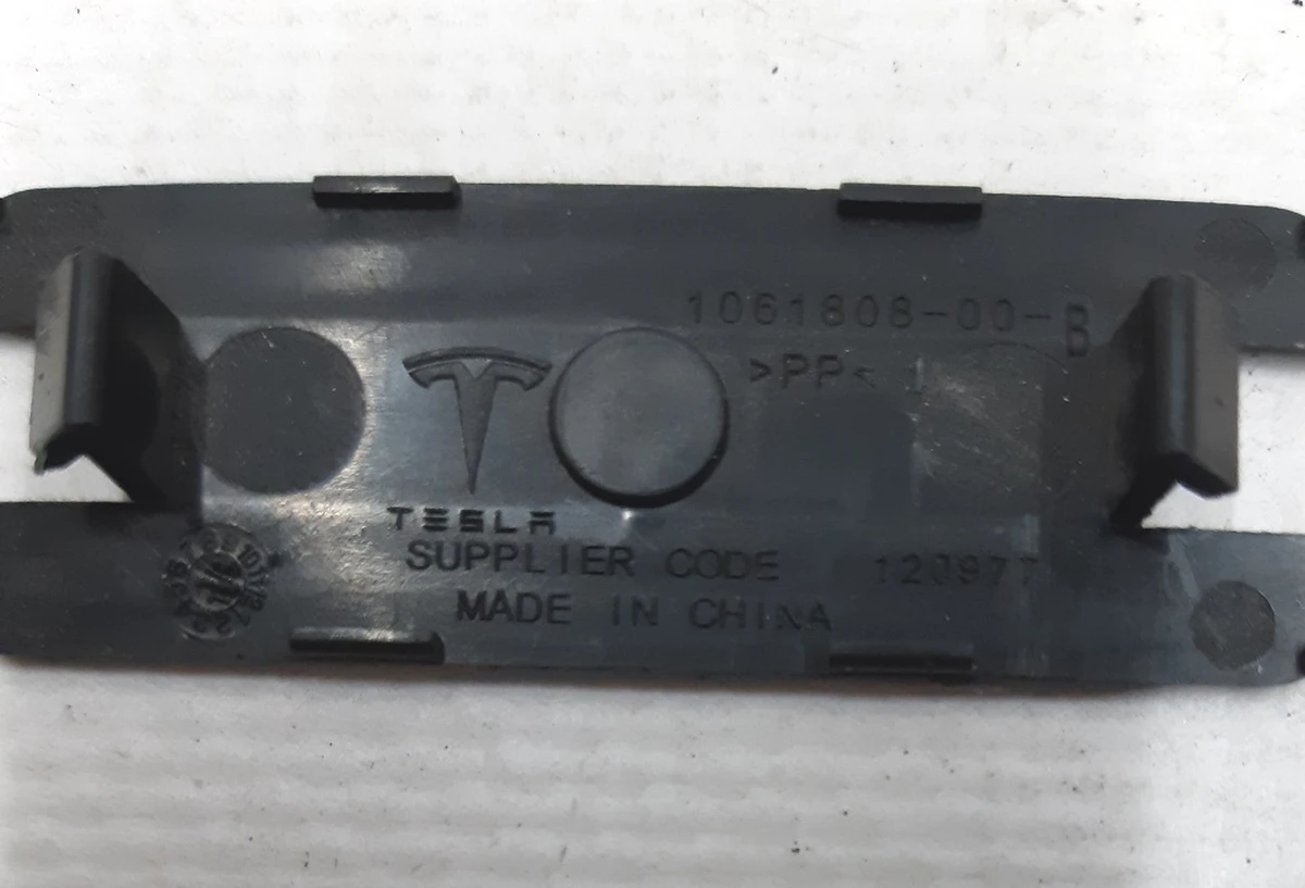 8 Заглушка пластикова кришки багажника (ляди) Tesla model S, model S REST, model X 1061808-00-B