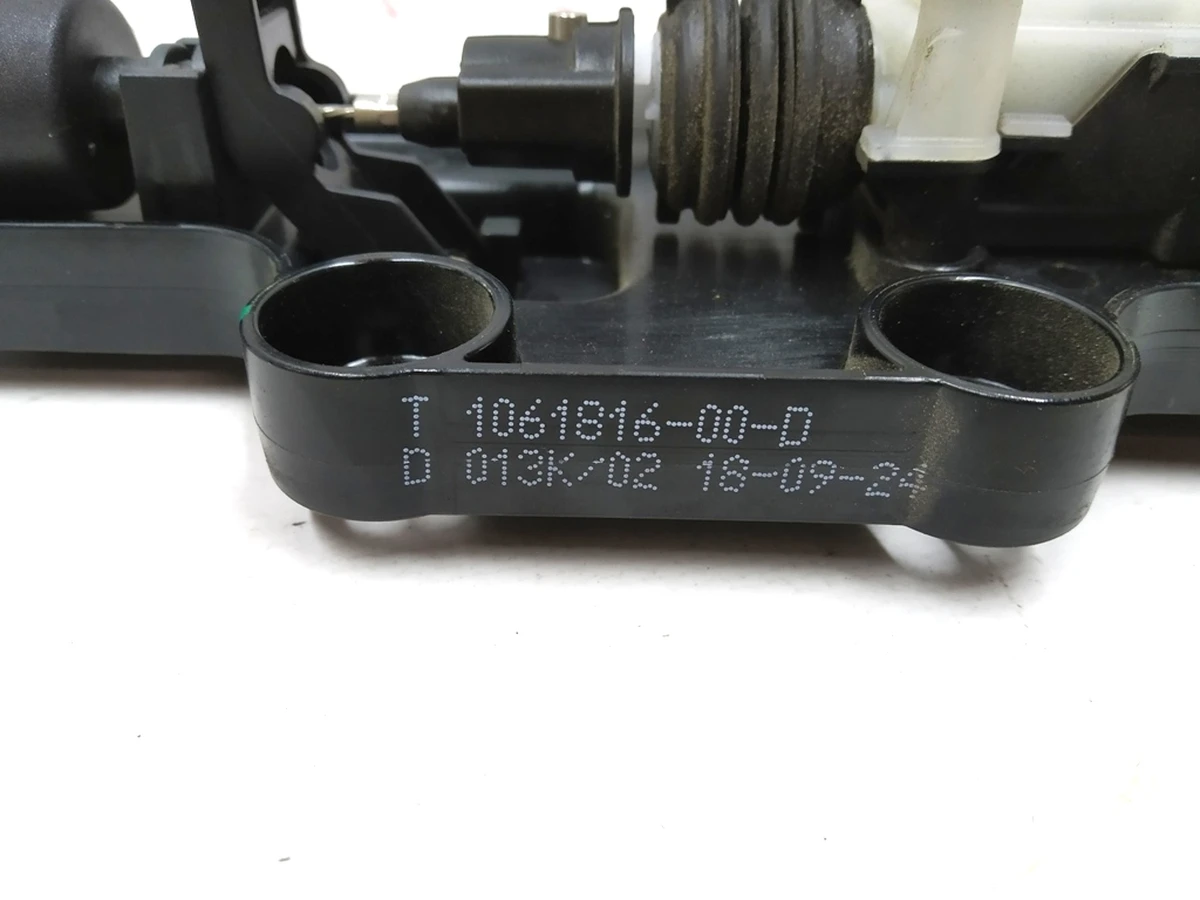 7 Привід замка капота електричний лівий Tesla model S REST 1061816-00-E