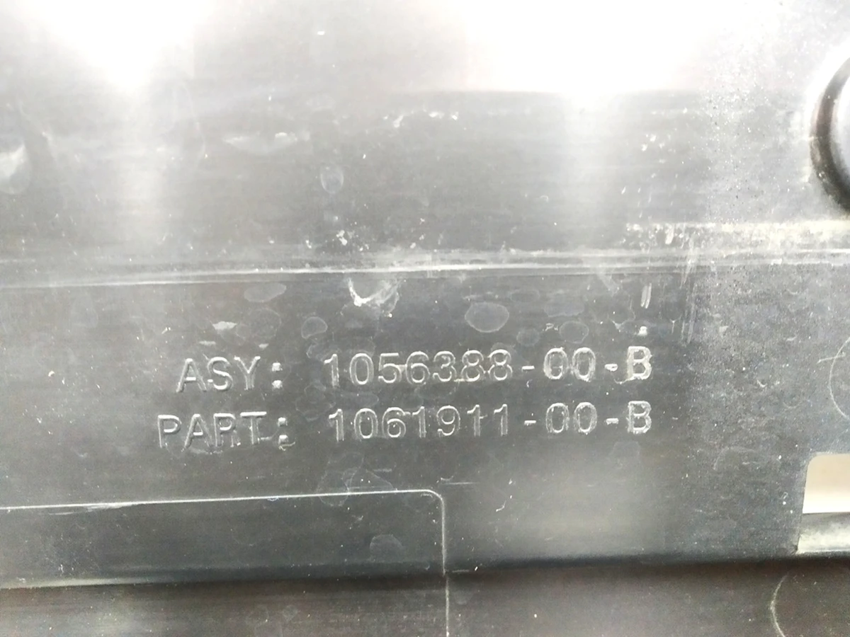 1 Кронштейн крепления переднего номерного знака с повреждением Tesla model S, model S REST 1061911-00-C