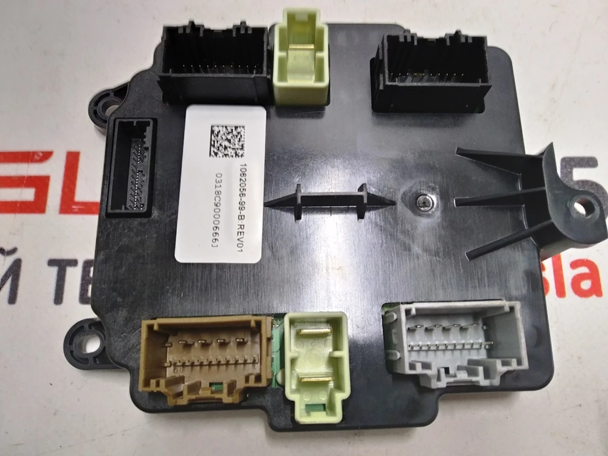 1 Модуль управления двери задней левой/правой Tesla model X 1062056-00-D