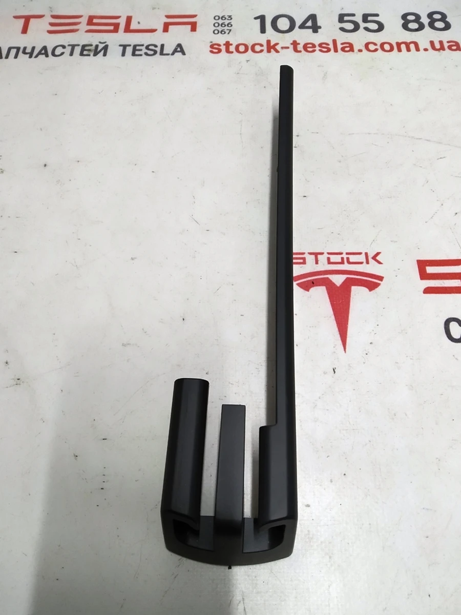 9 Заглушка салазки сиденья передняя левая водительская Tesla model X 1062359-00-E