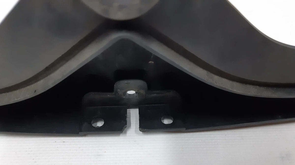 1 Кронштейн накладки V-подібного декоративного переднього гриля хром (пташки) з пошкодженням Tesla model S REST 1062472-00-F