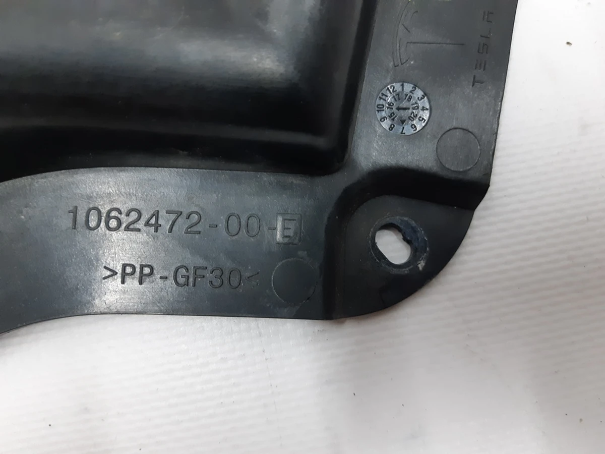 1 Кронштейн накладки V-подібного декоративного переднього гриля хром (пташки) з пошкодженням Tesla model S REST 1062472-00-F