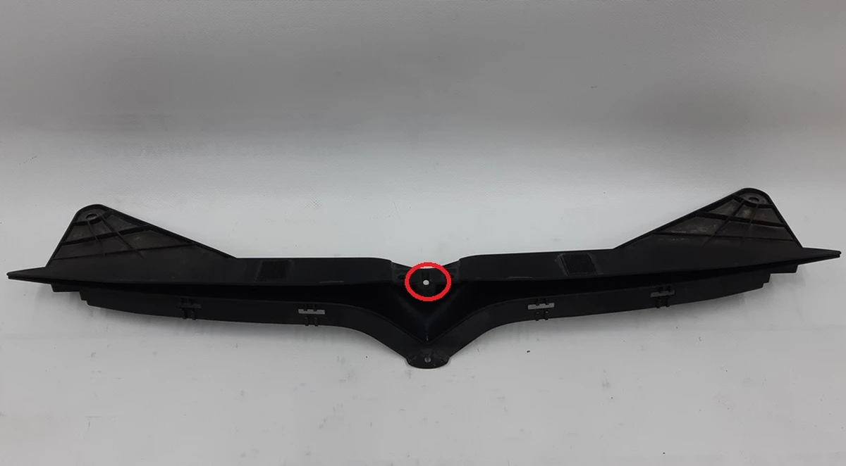 1 Кронштейн накладки V-подібного декоративного переднього гриля хром (пташки) з пошкодженням Tesla model S REST 1062472-00-F