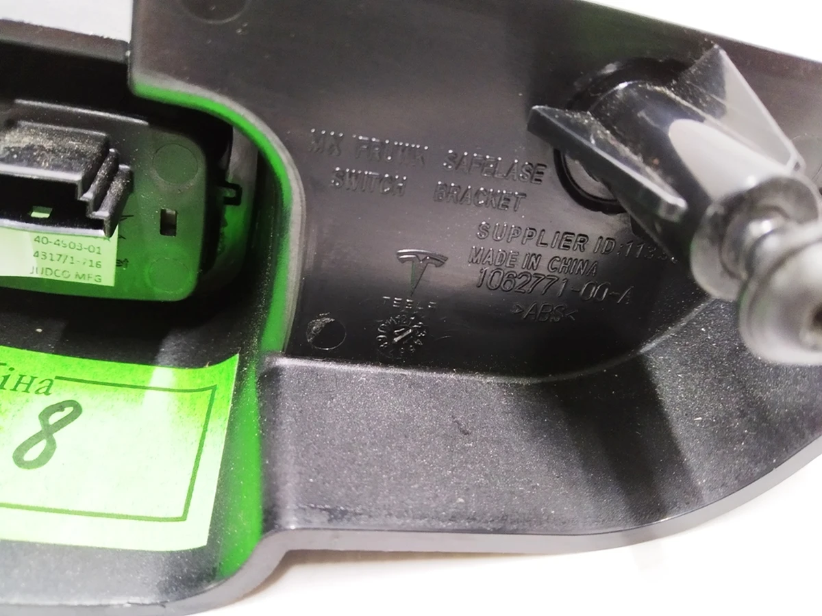 5 Кронштейн кнопки аварійного відкриття капота Tesla model X 1062771-00-A