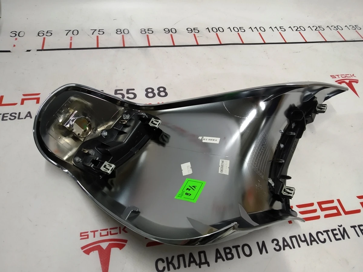 9 Накладка хром 2-го ряду сидінь зовнішня ліва Tesla model X 1062962-00-B