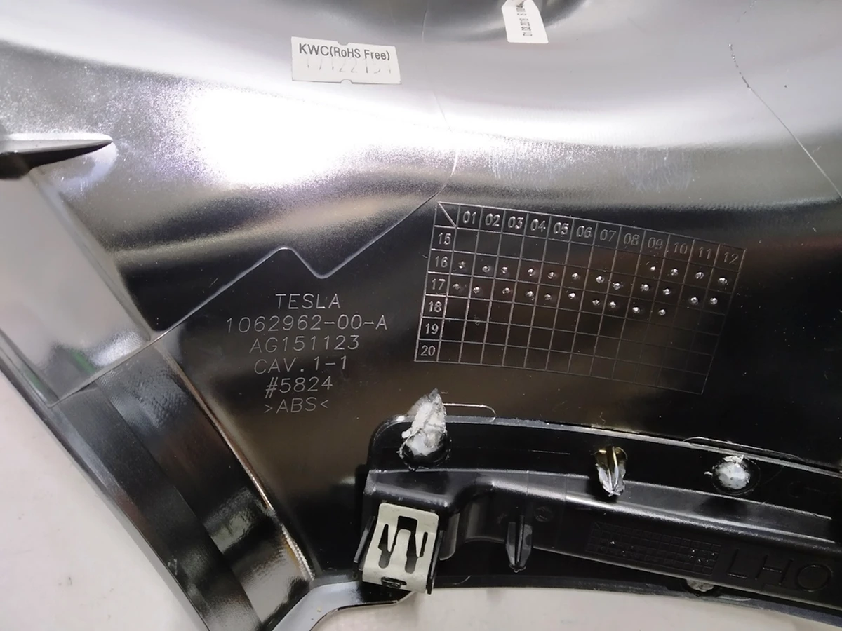 9 Накладка хром 2-го ряду сидінь зовнішня ліва Tesla model X 1062962-00-B